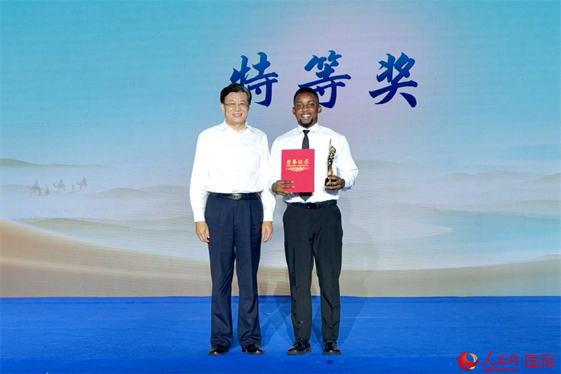 Ο Λι Σικουέϊ (Li Xikui), Αντιπρόεδρος της Κινεζικής Λαϊκής Ένωσης για τη Φιλία με Ξένες Χώρες, απονέμει βραβεία στους νικητές των ειδικών βραβείων.