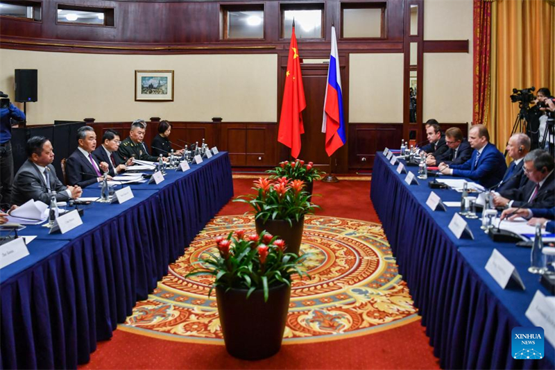 Ο Γουάνγκ Γι, Κινέζος υπουργός Εξωτερικών και διευθυντής του Γραφείου της Επιτροπής Εξωτερικών Υποθέσεων της Κεντρικής Επιτροπής του ΚΚΚ, συμπροεδρεύει στον 18ο γύρο διαβουλεύσεων για τη στρατηγική ασφάλεια Κίνας-Ρωσίας με τον Νικολάι Πατρούσεφ, Γραμματέα του Συμβουλίου Ασφαλείας της Ρωσικής Ομοσπονδίας, στη Μόσχα, Ρωσία, 19 Σεπτεμβρίου 2023. (Φωτογραφία / Xinhua)