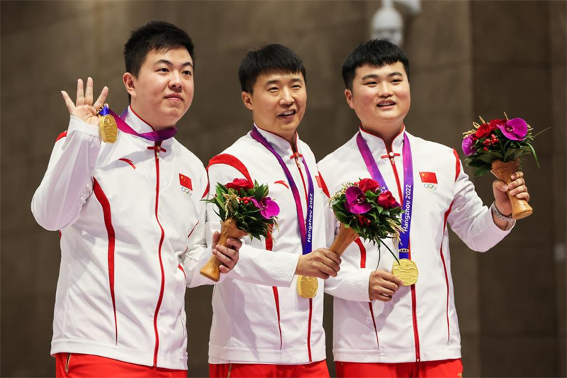 Στις 25 Σεπτεμβρίου, οι αθλητές της πρωταθλήτριας κινεζικής ομάδας Λή Γιουέχονγκ (Li Yuehong), Λιό Γιανγκπάν (Liu Yangpan) και Γουάνγκ Σιντζίε (Wang Xinjie) ήταν στην τελετή απονομής και κέρδισαν στο πρωτάθλημα ταχείας βολής με πιστόλι σε απόσταση 25 μέτρων. (Φωτογραφία / Xinhua)