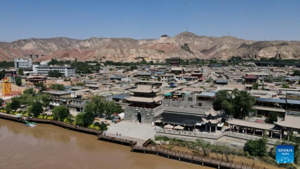 Αυτή η αεροφωτογραφία που τραβήχτηκε στις 9 Ιουλίου 2023 δείχνει άποψη της αρχαίας πόλης Χεκόου στο Λαντζόου, στην επαρχία Γκανσού της βορειοδυτικής Κίνας.