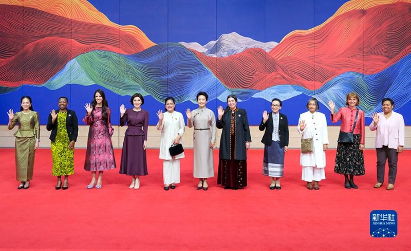Η Πενγκ Λιγιουάν και σύζυγοι ξένων ηγετών επισκέπτονται το Εθνικό Μουσείο Τέχνης και Χειροτεχνίας της Κίνας