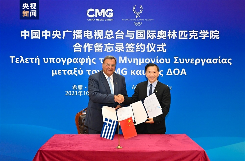 Ο Σεν Χαϊσιόνγκ (δεξιά), πρόεδρος του China Media Group, υπογράφει μνημόνιο συνεργασίας με τον Ισίδωρο Κούβελο, πρόεδρο της Διεθνούς Ολυμπιακής Ακαδημίας στην Αθήνα, Ελλάδα, 28 Οκτωβρίου 2023. (Φωτογραφία / CMG)