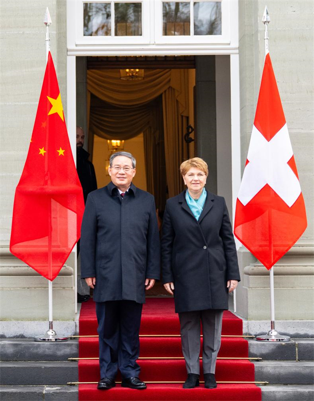 Ο Κινέζος πρωθυπουργός Λι Τσιανγκ παρευρίσκεται σε μια τελετή υποδοχής που πραγματοποιήθηκε από την Πρόεδρο της Ελβετικής Συνομοσπονδίας Βιόλα Άμχερτ πριν από τις συνομιλίες τους στη Βέρνη της Ελβετίας, 15 Ιανουαρίου 2024. (φωτογραφία/Xinhua)