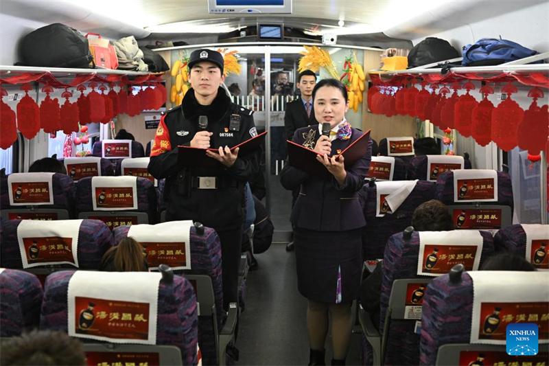 Τα μέλη του προσωπικού του τρένου δίνουν ρεσιτάλ ποίησης στο τρένο υψηλής ταχύτητας G7575, στις 29 Ιανουαρίου του 2024. (Φωτογραφία / Xinhua)
