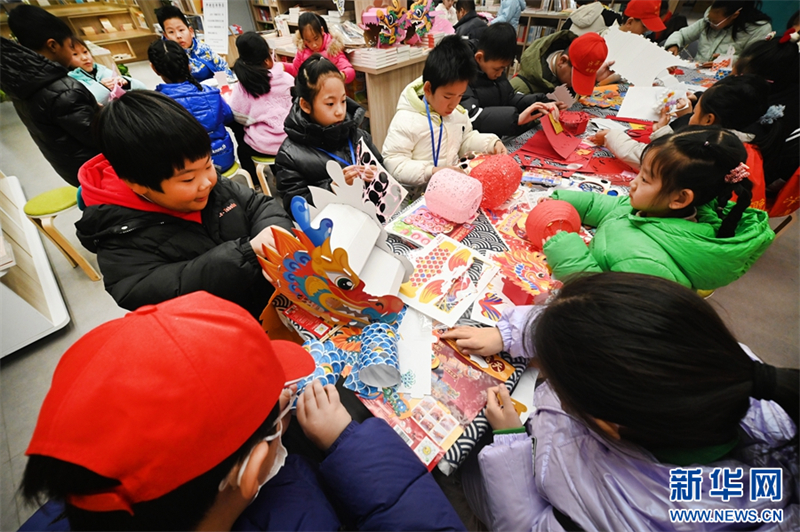 Παιδιά φτιάχνουν φαναράκια για το Έτος του Δράκου, στις 27 Ιανουαρίου. (Φωτογραφία / Xinhua)