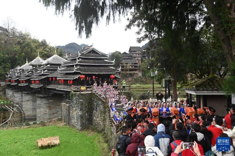 Στις 3 Φεβρουαρίου, στην κωμόπολη Λινσί της κομητείας Σαντζιάνγκ, ντόπιοι καλωσορίζουν επισκέπτες στην γέφυρα Τσενγιάνγκ.