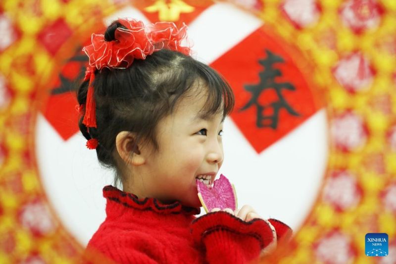 Ένα παιδί δαγκώνει μια φέτα από ρεπάνι, που ονομάζεται Γιαοτσούν(Yaochun), ένα τελετουργικό που εκφράζει την ευχή ότι όλα θα πάνε καλά την πρώτη ημέρα του Λιτσούν, στην πόλη Τανγκσάν, στην επαρχία Χεμπέϊ της βόρειας Κίνας, στις 4 Φεβρουαρίου του 2024. ( Xinhua/Zhu Dayong)