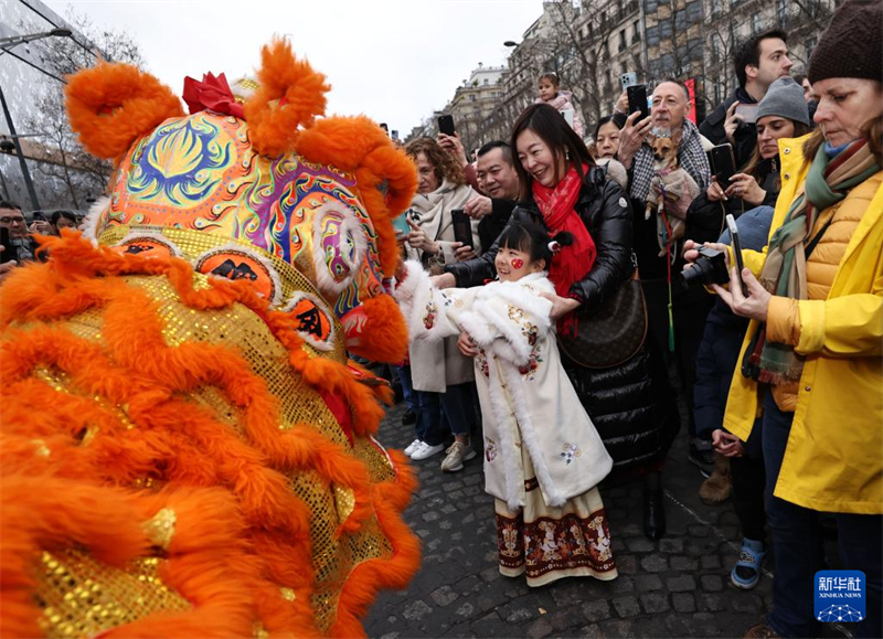 Κινέζικος χορός του δράκου στην Λεωφόρο των Ηλυσίων Πεδίων στο Παρίσι για τον εορτασμό του Φεστιβάλ της Άνοιξης