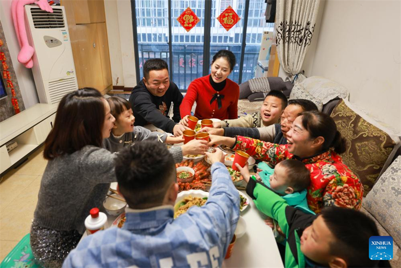 Πολίτες απολαμβάνουν το δείπνο οικογενειακής επανένωσης στην κομητεία Ζενγκάν (Zheng'an) της πόλης Τζουνγί (Zunyi), στην επαρχία Γκουεϊτζόου (Guizhou), στις 9 Φεβρουαρίου του 2024. (Φωτογραφία / Xinhua)