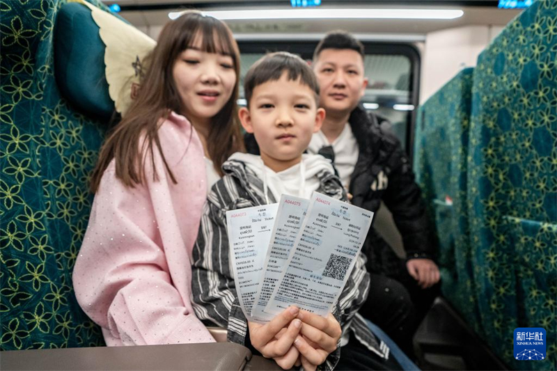 Τουρίστες δείχνουν τα εισιτήριά τους για το Λάος στην πόλη Κουνμίνγκ της επαρχίας Γιουνάν, στις 14 Φεβρουαρίου. (Φωτογραφία / Xinhua)