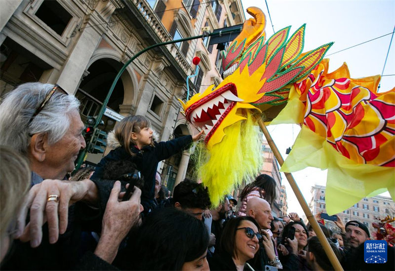 Η ατμόσφαιρα του κινεζικού Φεστιβάλ της Άνοιξης ξεχειλίζει στη Ρώμη