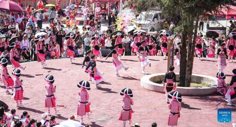 Χορευτές από την εθνότητα των Μιάο χορεύουν για να γιορτάσουν το φεστιβάλ "Τιάοχουα" στο χωριό Γκαοσίν της Ειδικής Περιοχής Λιουτζί, στην επαρχία Γκουεϊτζόου της νοτιοδυτικής Κίνας, στις 19 Φεβρουαρίου του 2024.