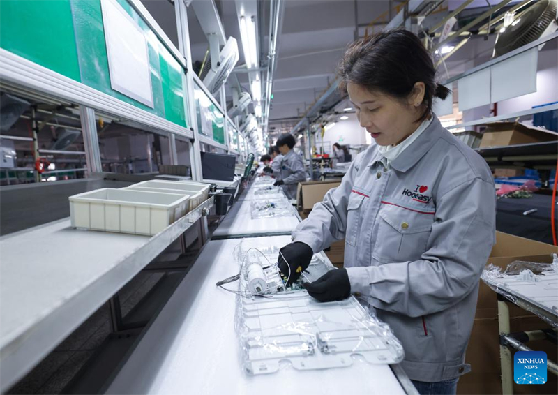 Υπάλληλος εργάζεται στο εργαστήριο συναρμολόγησης στην πόλη Τζίνχουα, της  επαρχίας Τζέτζιανγκ, στις 19 Φεβρουαρίου του 2024. (Φωτογραφία / Xinhua)