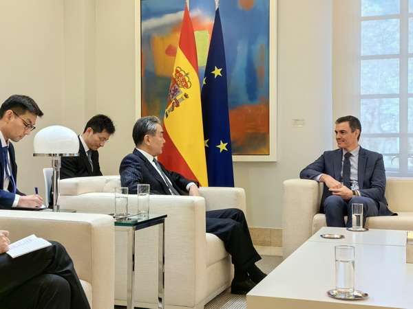 Ο Ισπανός πρωθυπουργός Πέδρο Σάντσεθ (δεξιά) συνομιλεί με τον Κινέζο υπουργό Εξωτερικών Γουάνγκ Γι στη Μαδρίτη, Ισπανία, 19 Φεβρουαρίου 2024. (φωτογραφία/Κινεζικό Υπουργείο Εξωτερικών)