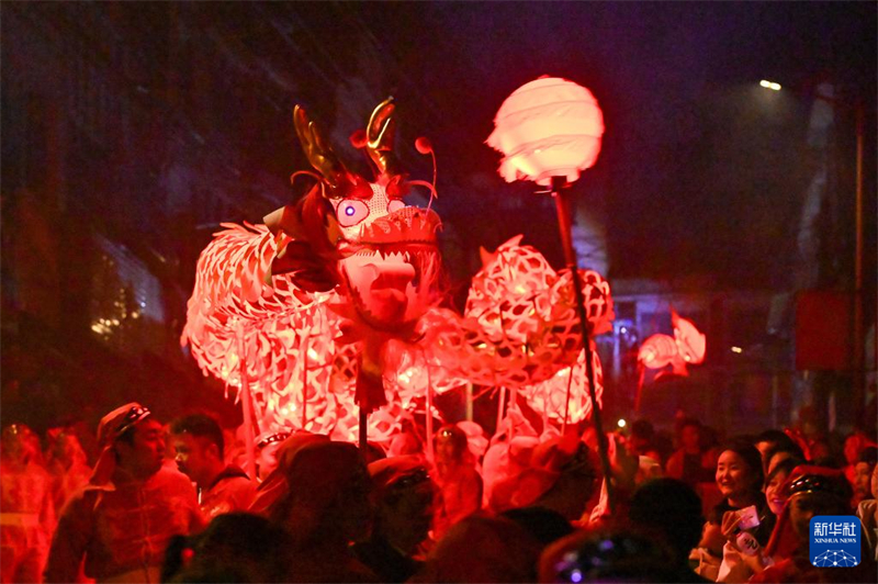 Καλωσόρισμα του Φεστιβάλ των Φαναριών με τον χορό του δράκου