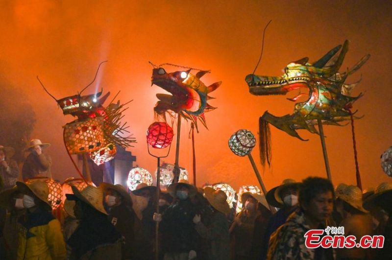 Άνθρωποι εκτελούν τον χορό του δράκου ανάμεσα σε πυροτεχνήματα για να γιορτάσουν την κινεζική Πρωτοχρονιά στην πόλη Μενγκσί, της αυτόνομης κομητείας Σονγκτάο Μιάο κοντά στην πόλη Τόνγκρεν, της επαρχίας Γκουιτζόου της νοτιοδυτικής Κίνας, στις 18 Φεβρουαρίου του 2024. 
