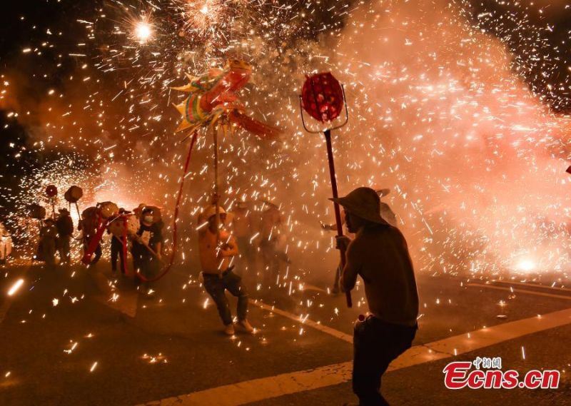 Ένας απίστευτος χορός δράκου βάζει φωτιά στον ουρανό του Γκουιτζόου