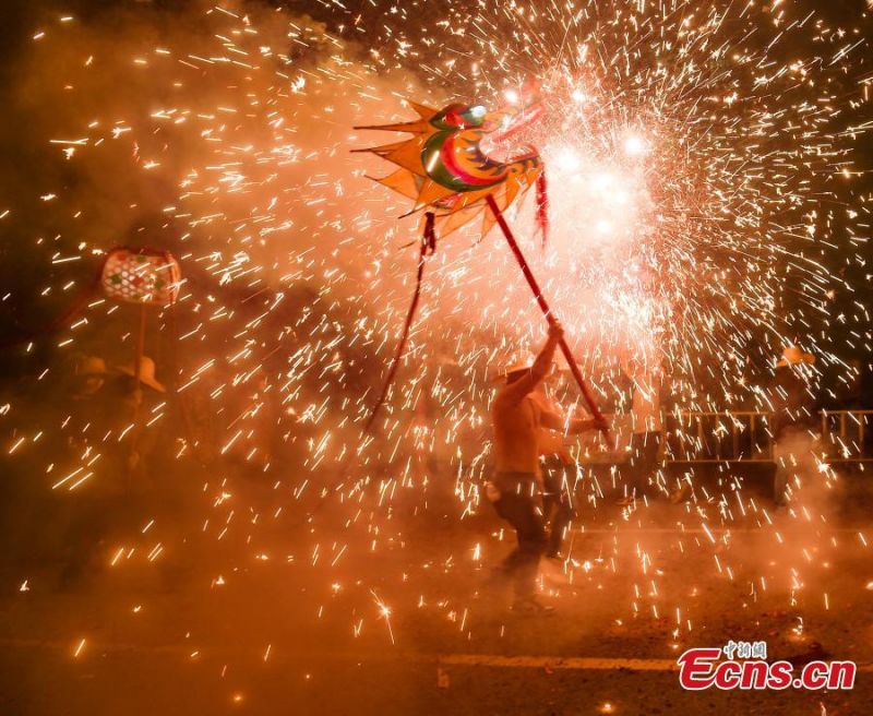 Ένας απίστευτος χορός δράκου βάζει φωτιά στον ουρανό του Γκουιτζόου