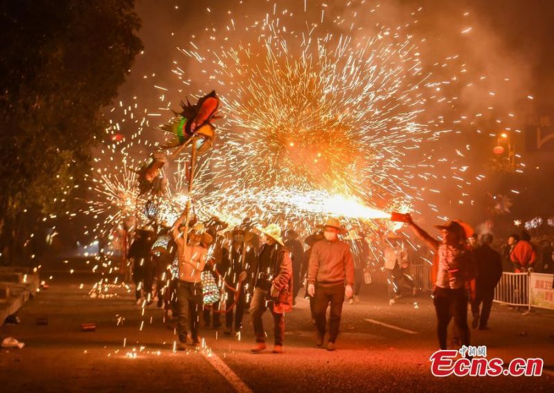 Ένας απίστευτος χορός δράκου βάζει φωτιά στον ουρανό του Γκουιτζόου