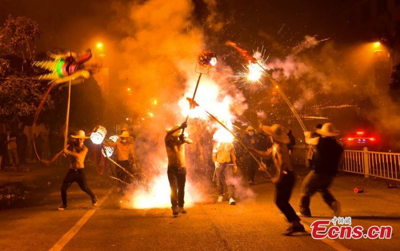 Ένας απίστευτος χορός δράκου βάζει φωτιά στον ουρανό του Γκουιτζόου