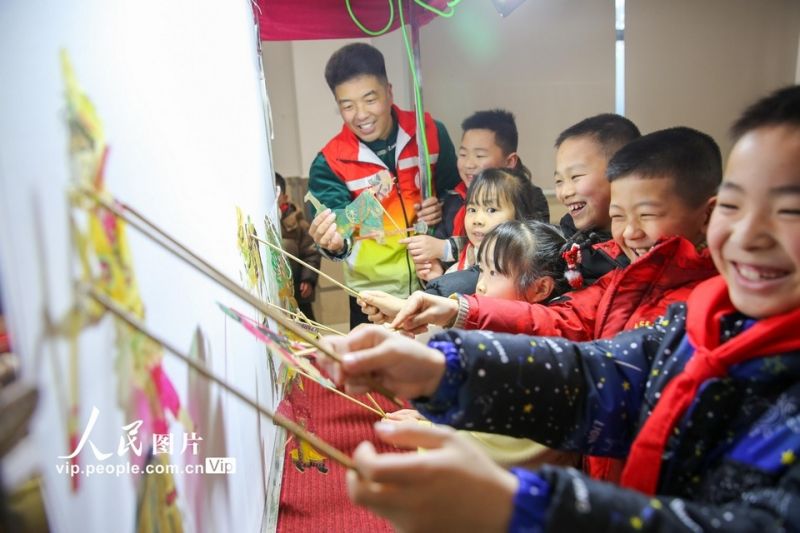 Οι μαθητές βλέπουν τον τρόπο με τον οποίο λειτουργεί το Κινεζικό Θέατρο Σκιών στο Δημοτικό Σχολείο Ρουτσένγκ, στην πόλη Ρουγκάο της επαρχίας Τζιανγκσού, στις 21 Φεβρουαρίου.