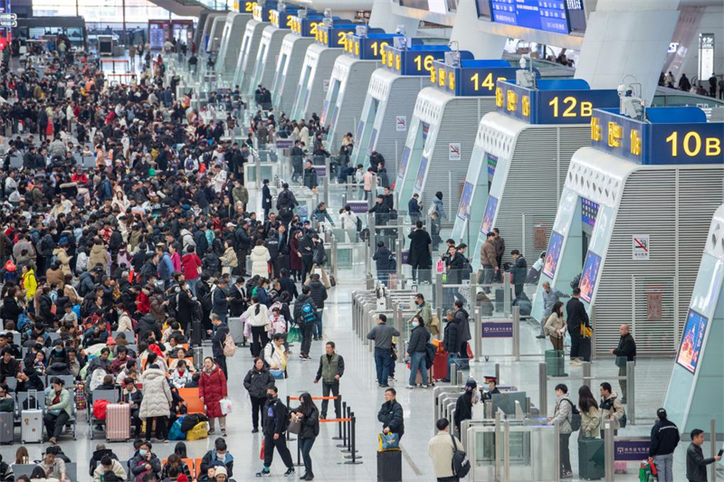 Μεγάλος αριθμός επιβατών περιμένει στον Ανατολικό Σιδηροδρομικό Σταθμό της πόλης Χανγκτζόου (Hangzhou) στην επαρχία Τζετζιάγνκ (Zhejiang), στις 17 Φεβρουαρίου. (Φωτογραφία / Xinhua)