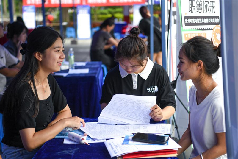Μια αποφοιτήρια κολεγίου (δεξιά) ρωτά για ευκαιρίες εργασίας σε μια έκθεση εργασίας. (Φωτογραφία / Xinhua)
