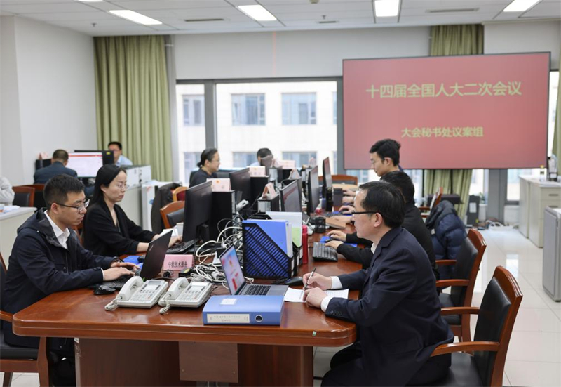 Μέλη του προσωπικού εργάζονται στη γραμματεία της 2ης Συνόδου του 14ου Εθνικού Λαϊκού Συνέδριου στο Πεκίνο, την πρωτεύουσα της Κίνας, στις 9 Μαρτίου του 2024. (Φωτογραφία / Xinhua)