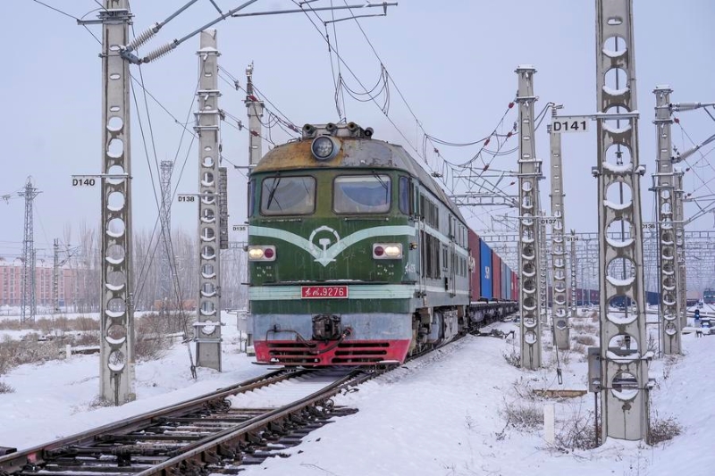 Ένα εμπορευματικό τρένο Κίνας-Ευρώπης ετοιμάζεται να αναχωρήσει από το Λιμάνι Χόργος της πόλης Χόργος, στην Αυτόνομη Περιοχή των Ουιγούρων της επαρχίας Σιντζιάνγκ στην βορειοδυτική Κίνα, στις 16 Ιανουαρίου του 2024. (Φωτογραφία / Xinhua)