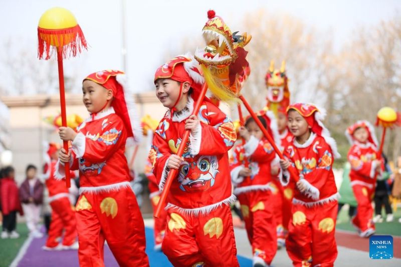 Παιδιά χορεύουν τον χορό του δράκου σε ένα νηπιαγωγείο στην περιοχή Τζιμόου της πόλης Τσινγκτάο, στην επαρχία Σαντόνγκ της ανατολικής Κίνας, στις 11 Μαρτίου του 2024.