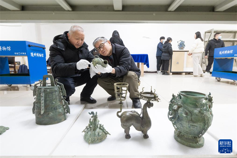 Μέλη του προσωπικού ελέγχουν τα πολιτιστικά κειμήλια που εκτίθενται, στο Μουσείο της πόλη Σουεϊτζόου (Suizhou) στην επαρχία Χουμπέϊ. (Φωτογραφία / Xinhua)