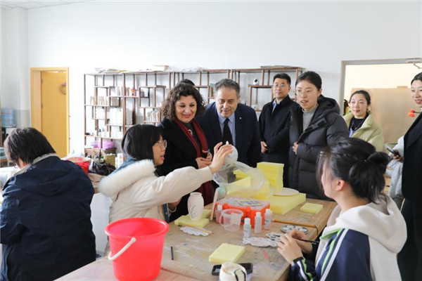 Οι διεθνείς εμπειρογνώμονες και ακαδημαϊκοί βυθίστηκαν στη γοητεία του παραδοσιακού κινεζικού πολιτισμού. [Φωτογραφία από το chinadaily.com.cn]