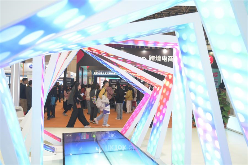 Επισκέπτες στην 4η Εμπορική Έκθεση Διασυνοριακού Ηλεκτρονικού Εμπορίου της Κίνας στην πόλη Φουτζόου της επαρχίας Φουτζιέν, στις 18 Μαρτίου του 2024. (Φωτογραφία / Xinhua)