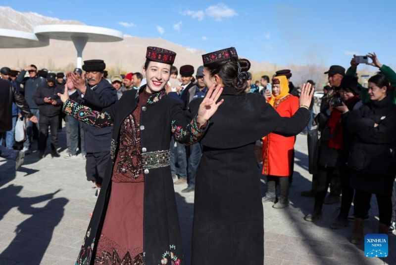 Κάτοικοι χορεύουν στο χωριό Γουξιτέϊ (Warxidi) της Αυτόνομης Κομητείας Τεξικογκάν Τατζίκ, στις 19 Μαρτίου του 2024.