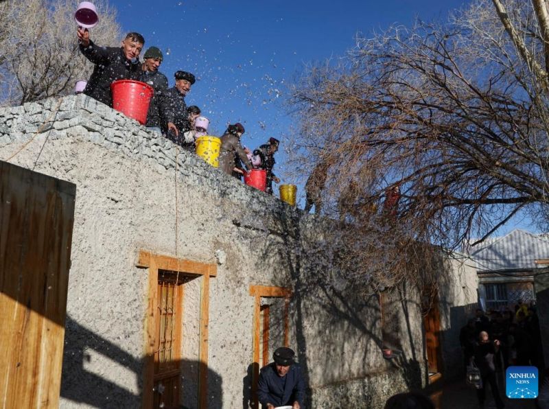 Άνθρωποι στην επαρχία Σιντζιάνγκ γιορτάζουν το φεστιβάλ της σποράς και της άντλησης νερού