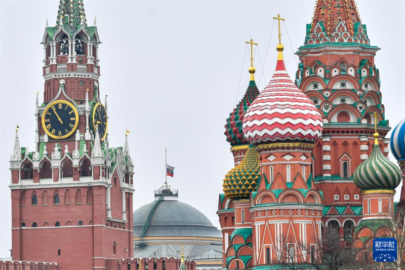 Οι σημαίες κυμάτιζαν μεσίστιες κατά την ημέρα εθνικού πένθους στη Ρωσία