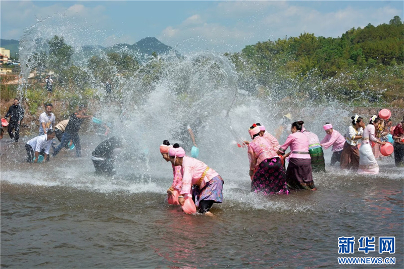 Συνάντηση στον ποταμό Μενγκνάϊ για το Φεστιβάλ Πιτσιλίσματος Νερού της κομητείας Τζινγκού στην επαρχία Γιουνάν