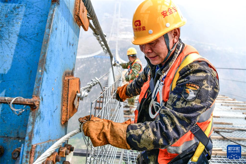 Kατασκευαστές γεφυρών 600 μέτρα πάνω από το Φαράγγι Χουατζιάνγκ