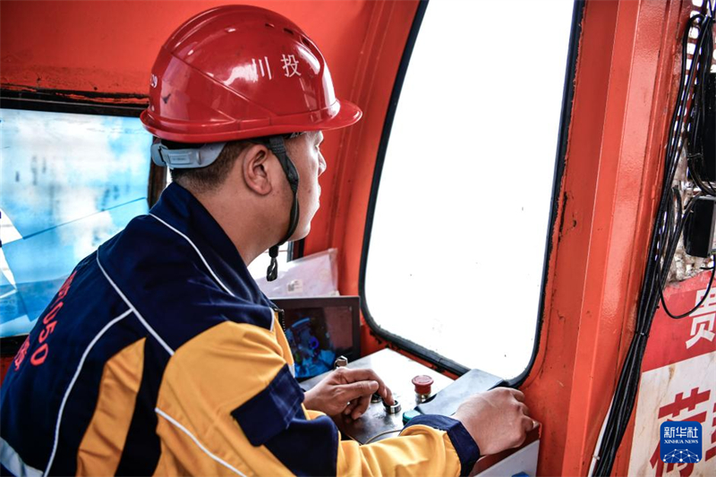 Kατασκευαστές γεφυρών 600 μέτρα πάνω από το Φαράγγι Χουατζιάνγκ