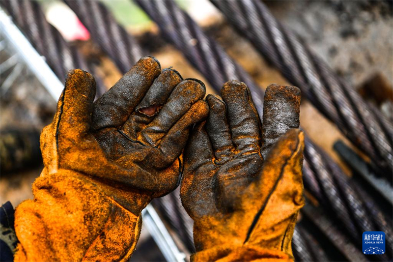 Kατασκευαστές γεφυρών 600 μέτρα πάνω από το Φαράγγι Χουατζιάνγκ