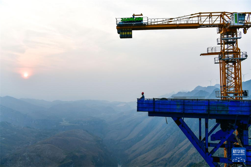 Kατασκευαστές γεφυρών 600 μέτρα πάνω από το Φαράγγι Χουατζιάνγκ