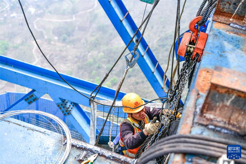 Kατασκευαστές γεφυρών 600 μέτρα πάνω από το Φαράγγι Χουατζιάνγκ