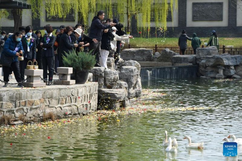 Κόσμος αποτίνει φόρο τιμής στους αποθανόντες πριν από το Φεστιβάλ Τσινγκμίνγκ στο Πεκίνο