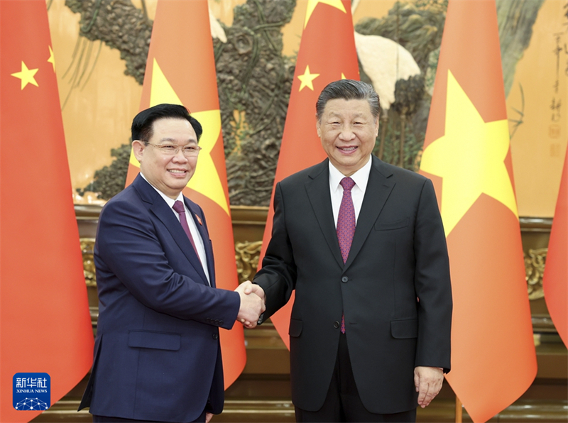 Ο Σι συναντά τον Πρόεδρο της Εθνοσυνέλευσης του Βιετνάμ