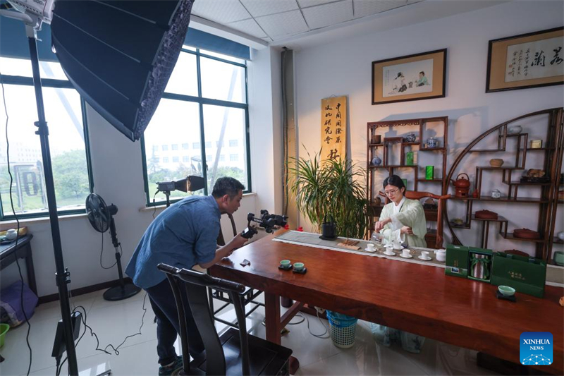 Η βιομηχανία τσαγιού Γουτζόου Τζουγιάν ανθίζει στην επαρχία Τζετζιάνγκ της Ανατολικής Κίνας