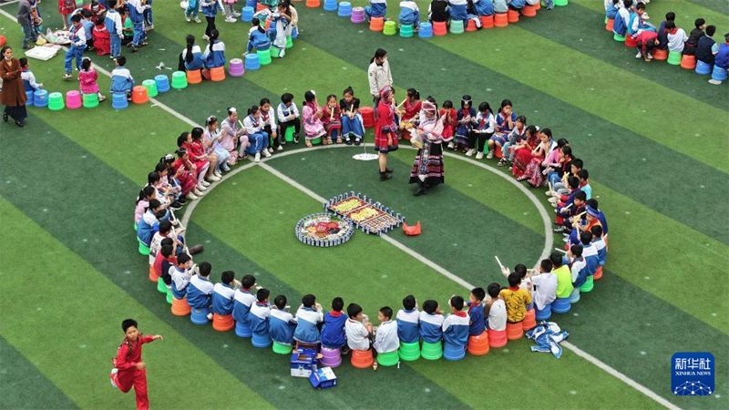 Δάσκαλοι και μαθητές γιορτάζουν την ημέρα "Σανγιουεσάν" στο 38ο Δημοτικό Σχολείο της πόλης Τζιντζόου στην αυτόνομη περιοχή των Τζουάνγκ της επαρχίας Γκουανγκσί, στις 10 Απριλίου. (Φωτογραφία / Xinhua)
