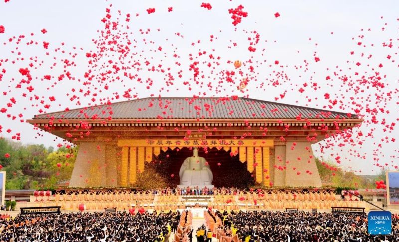 Οι Κινέζοι αποτίουν φόρο τιμής στον θρυλικό πρόγονο