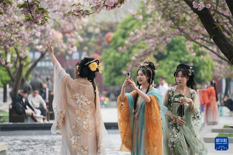Νεαρά όμορφα κορίτσια ποζάρουν για φωτογραφίες στην Πλατεία της Γιγαντιαίας Παγόδας της Άγριας Χήνας στην πόλη Σιάν. (Φωτογραφία / Xinhua)