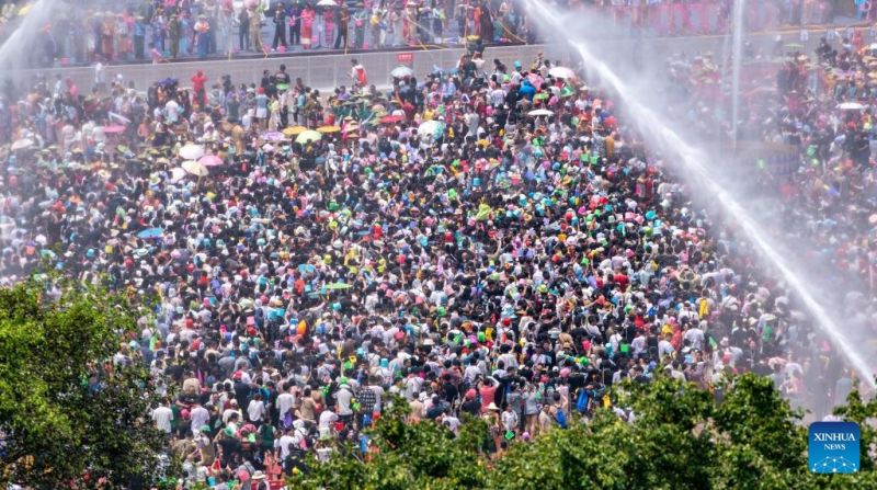 Αυτή η φωτογραφία που τραβήχτηκε στις 12 Απριλίου του 2024 δείχνει την τελετή έναρξης του φετινού φεστιβάλ, με εκτόξευση νερού, στην πόλη Μανγκσί.