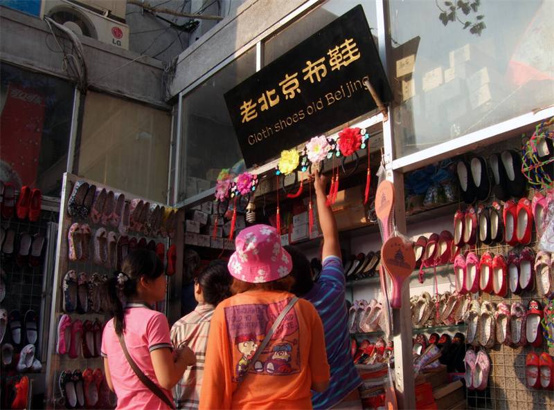 Τα υφασμάτινα παπούτσια στο στυλ του παλιού Πεκίνου. (Φωτογραφία / Λαϊκή Καθημερινή Online)